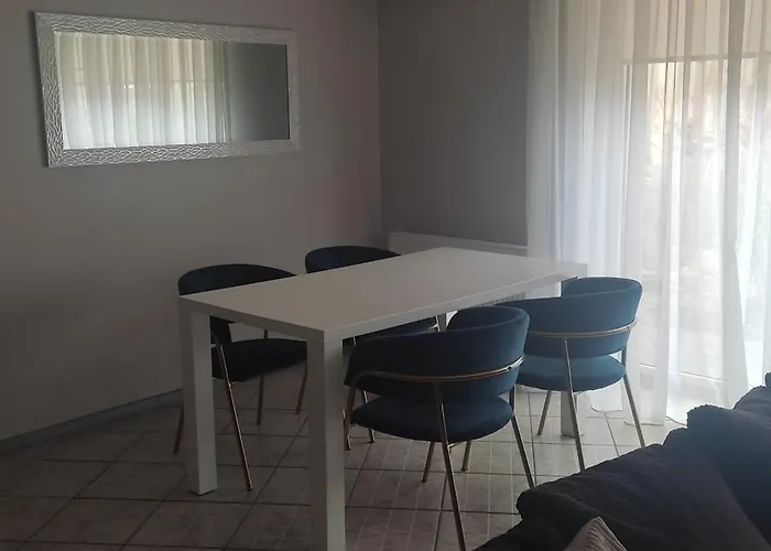 Near Old Town With Private Parking Apartment *